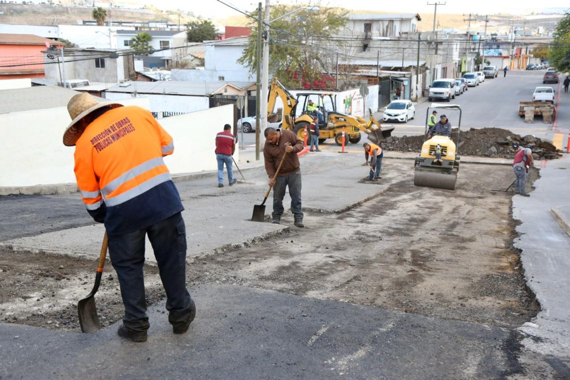 Supervisa alcalde obra de bacheo y pluvial en La Mesa