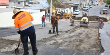 Supervisa alcalde obra de bacheo y pluvial en La Mesa