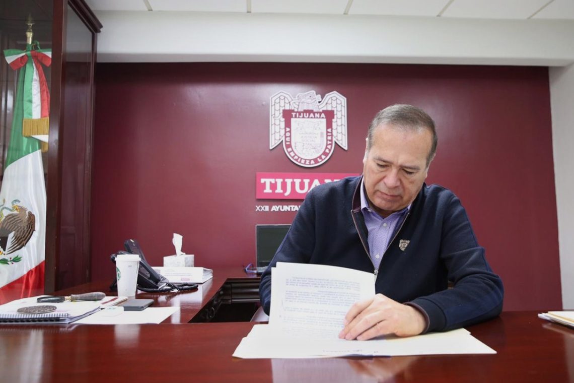 Arturo González firma declaratoria de riesgos sanitarios para la ciudad de Tijuana