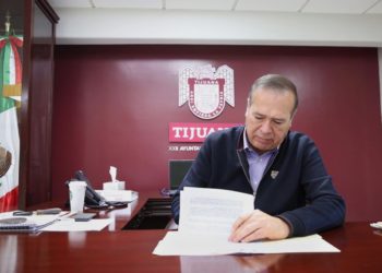 Arturo González firma declaratoria de riesgos sanitarios para la ciudad de Tijuana