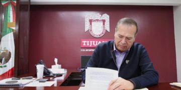 Arturo González firma declaratoria de riesgos sanitarios para la ciudad de Tijuana