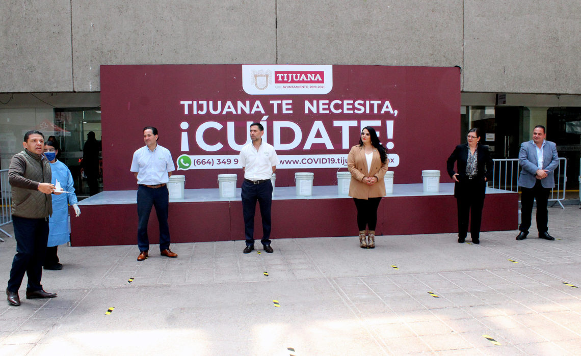 Donan cubetas de gel antibacterial a oficinas públicas