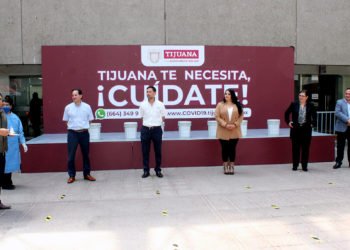 Donan cubetas de gel antibacterial a oficinas públicas