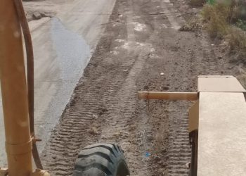 Realizan obras de mantenimiento en accesos a comunidades de Rosarito con raspado de calles
