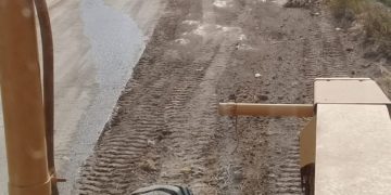 Realizan obras de mantenimiento en accesos a comunidades de Rosarito con raspado de calles