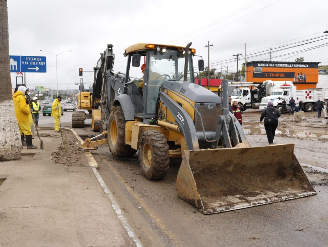Continúan acciones preventivas entorno a obras por socavón en crucero Benito Juárez