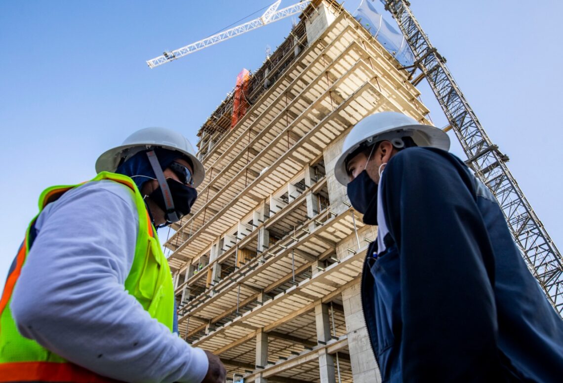Mantienen seguimiento a protocolos sanitarios para la industria de la construcción