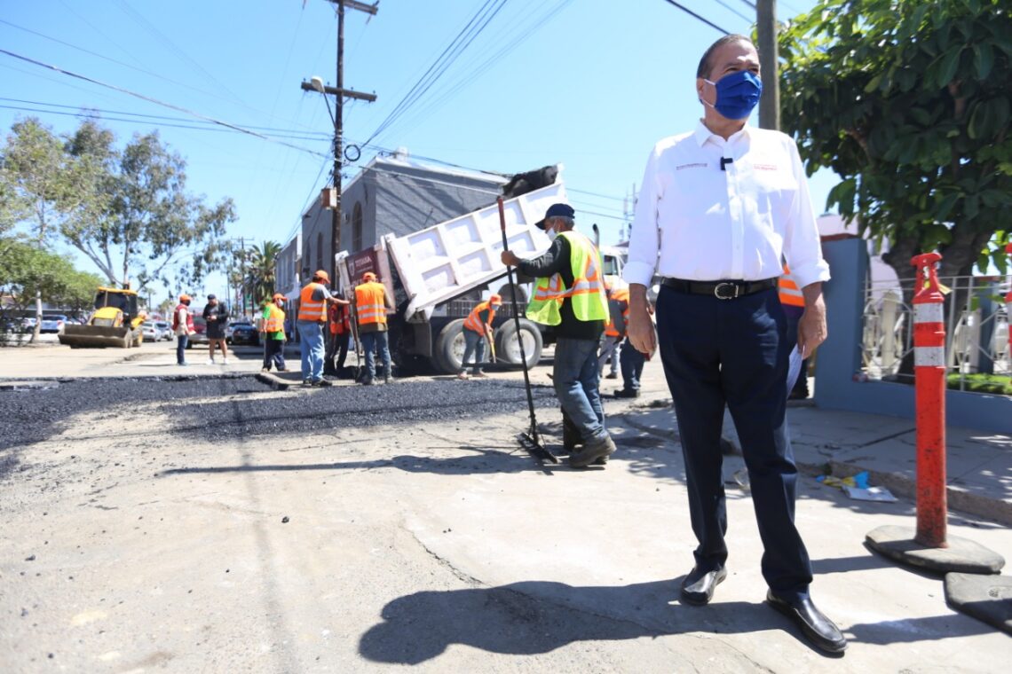 Rehabilitan calles en Delegación Centro