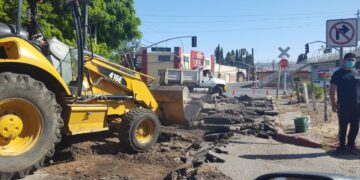 Suspenden circulación vehicular de la avenida Industrial en Fracc. López Oeste