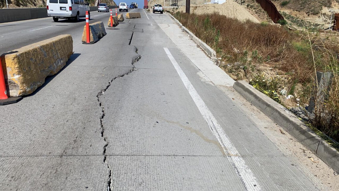 Atienden hundimiento en carretera a Playas de Tijuana