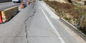 Atienden hundimiento en carretera a Playas de Tijuana