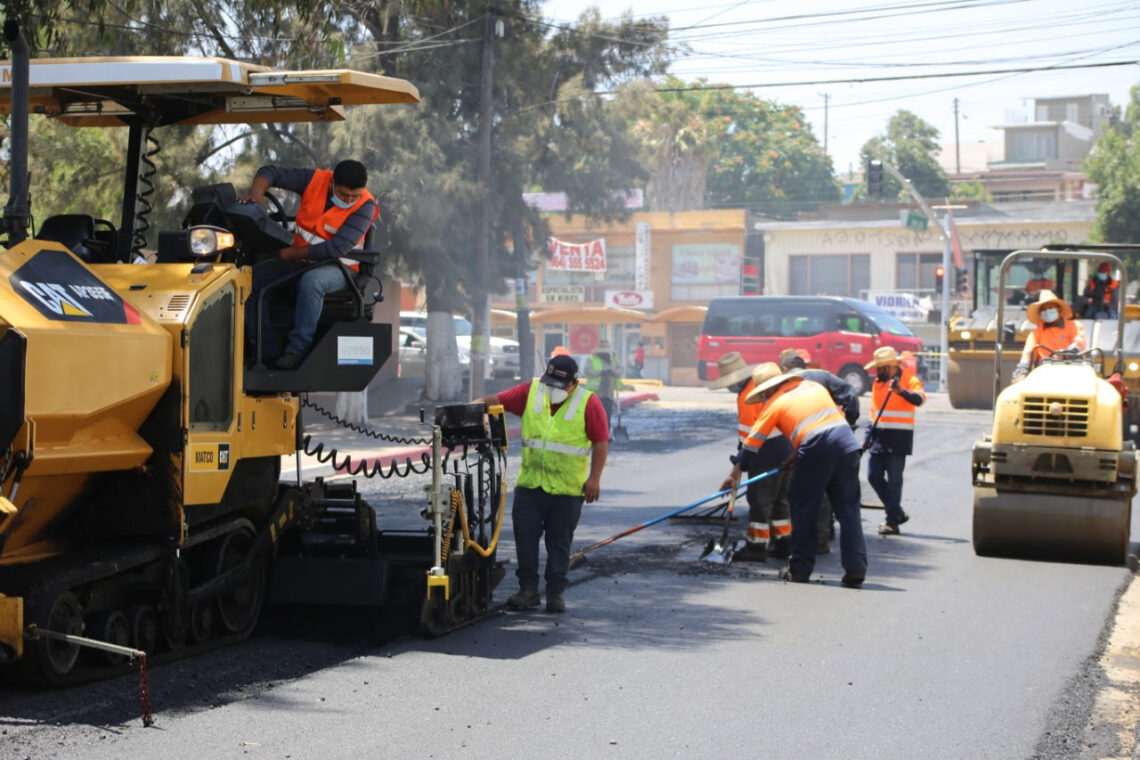 Avanza reencarpetado en calle Industrial en delegación La Mesa