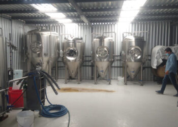 Clausuran almacén cervecero que descargaba desechos y tóxicos al sistema de alcantarillado