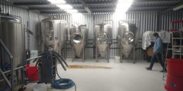 Clausuran almacén cervecero que descargaba desechos y tóxicos al sistema de alcantarillado