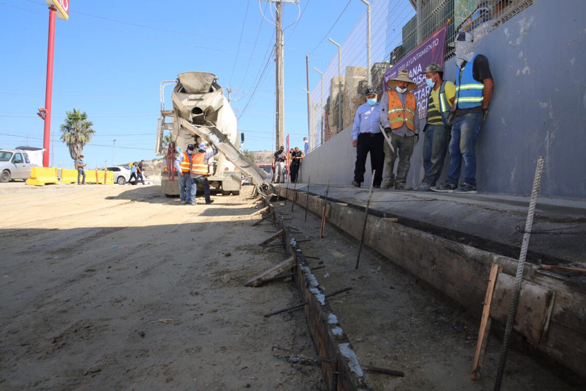 Aplican concreto hidráulico en reconstrucción de calle en Urbi Villas del Prado I