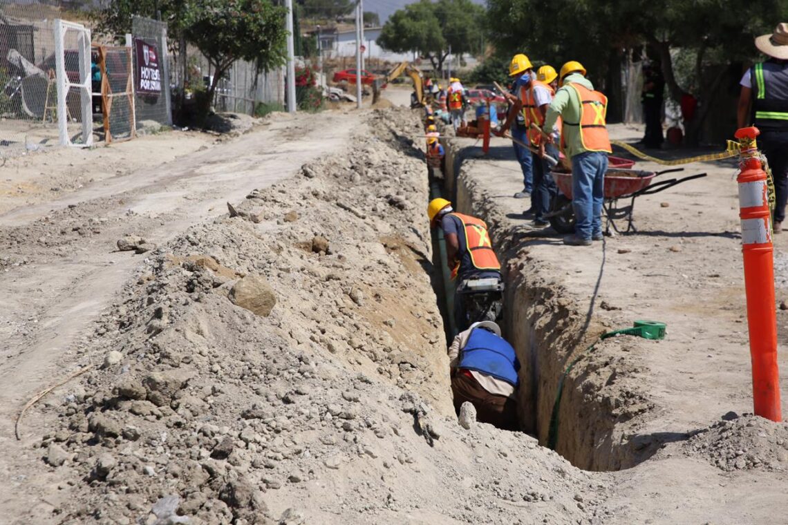 Trabajan en instalación de drenaje sanitario en La Presa Este