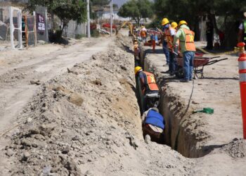 Trabajan en instalación de drenaje sanitario en La Presa Este