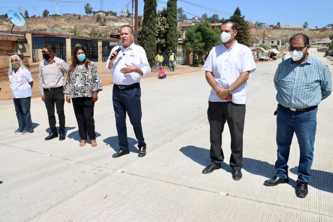 Pavimentan vialidades en la 10 de Mayo en beneficio de 8 mil residentes