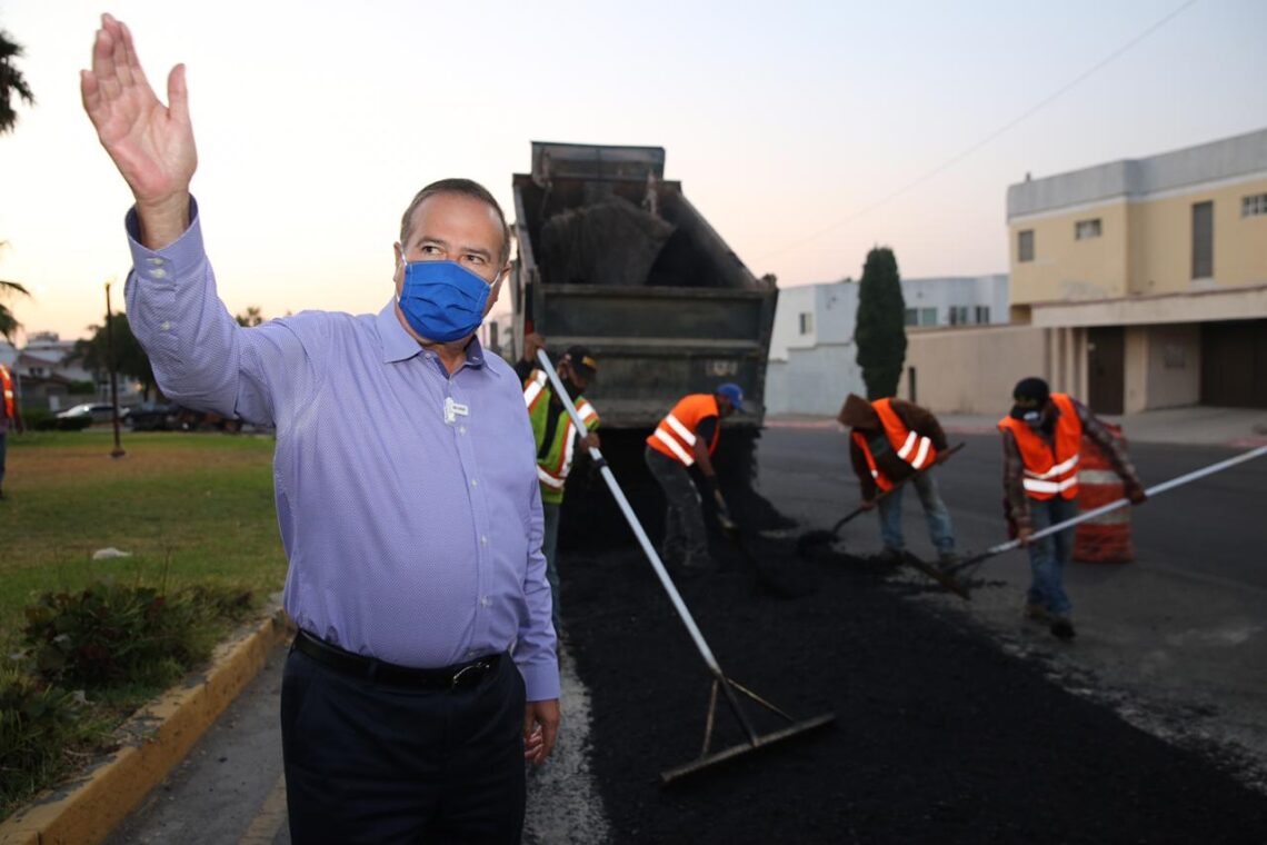 Realizan bacheo nocturno en Lomas de Agua Caliente