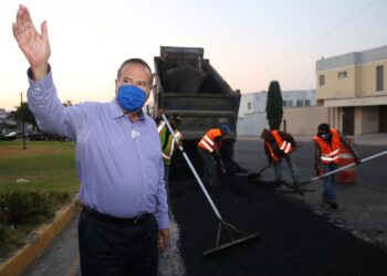 Realizan bacheo nocturno en Lomas de Agua Caliente