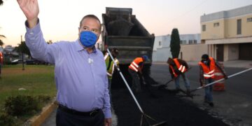 Realizan bacheo nocturno en Lomas de Agua Caliente