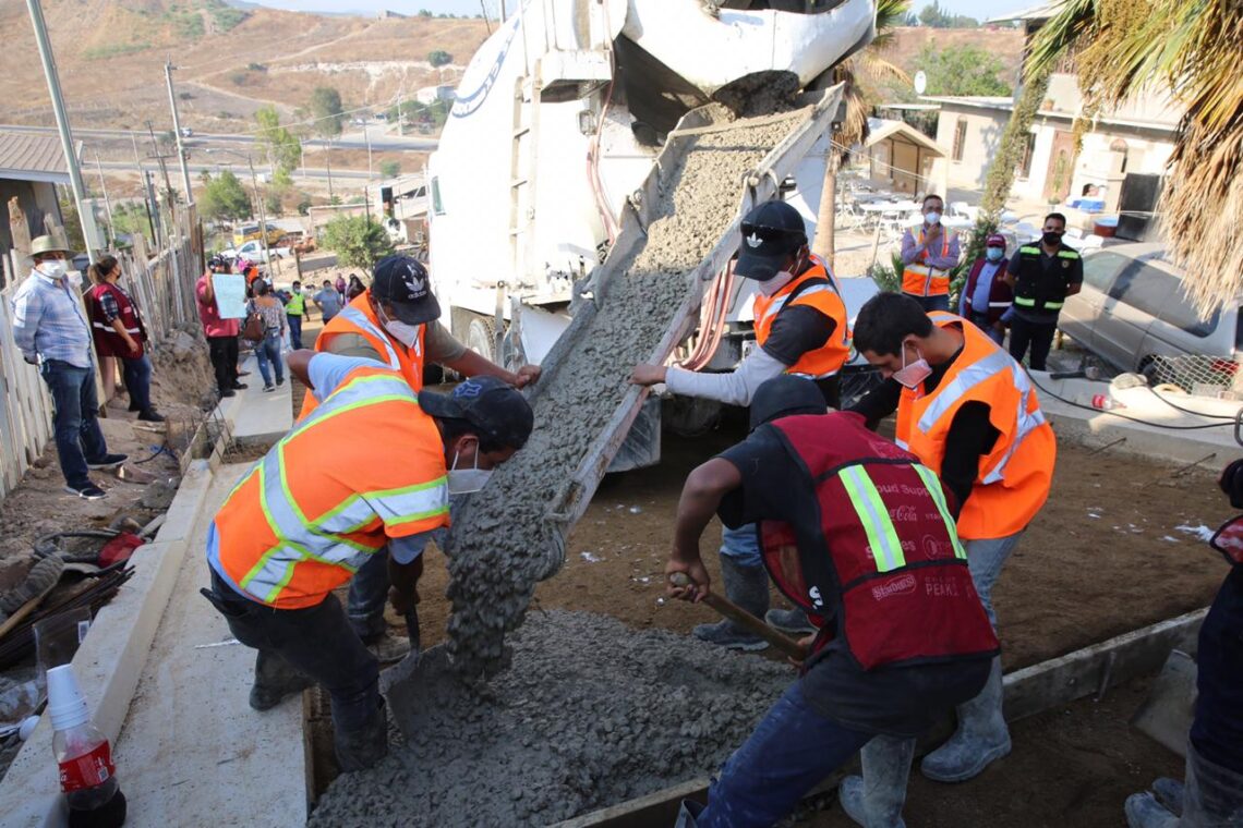 Pavimentan con concreto hidráulico en colonia Agraristas