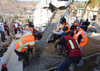 Pavimentan con concreto hidráulico en colonia Agraristas