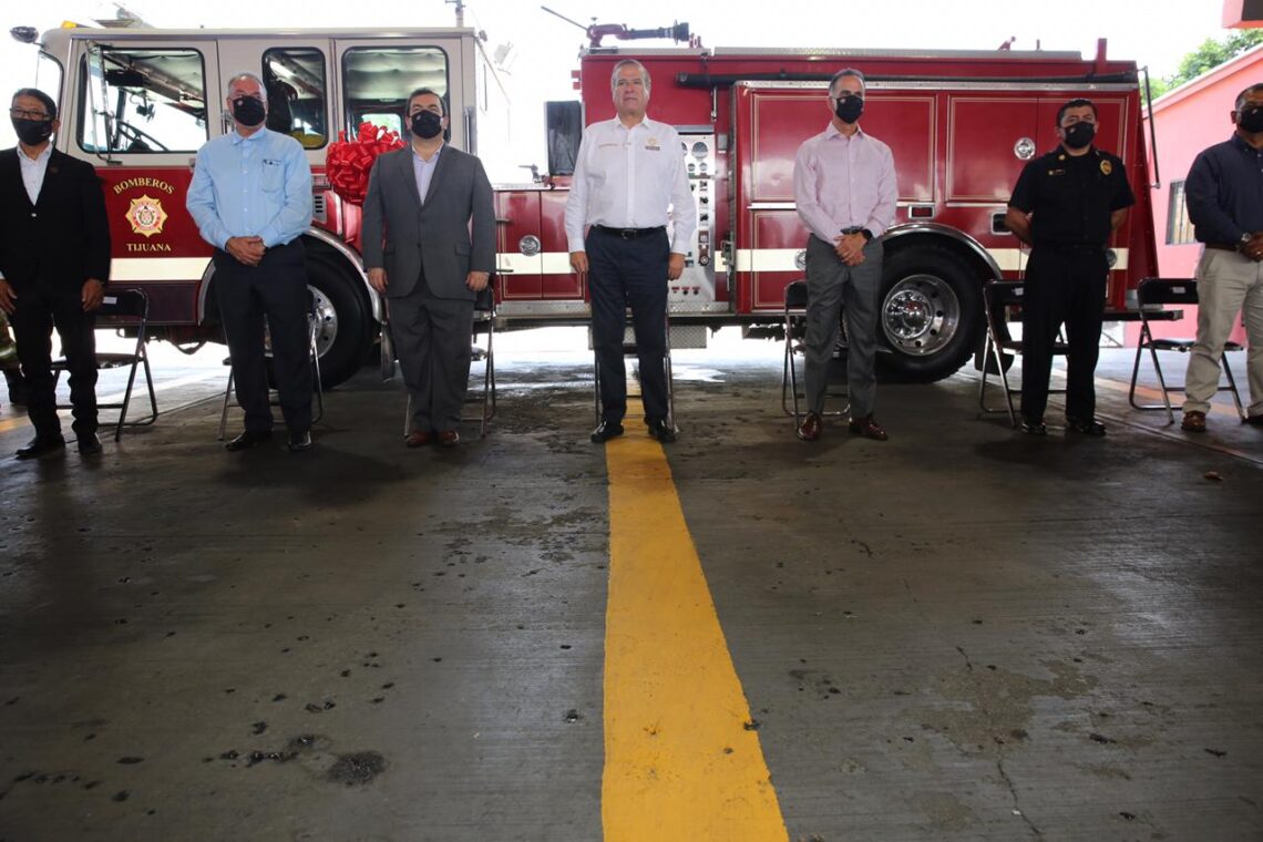 Reconocen labor de bomberos con entrega de un bono y equipo de trabajo