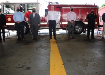 Reconocen labor de bomberos con entrega de un bono y equipo de trabajo