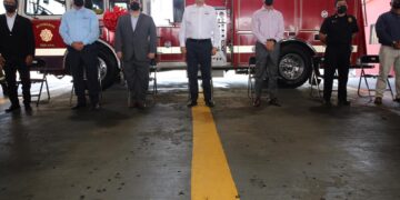 Reconocen labor de bomberos con entrega de un bono y equipo de trabajo
