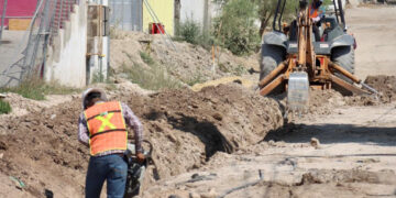 Introducen drenaje sanitario en calle Sonora del Ejido Francisco Villa