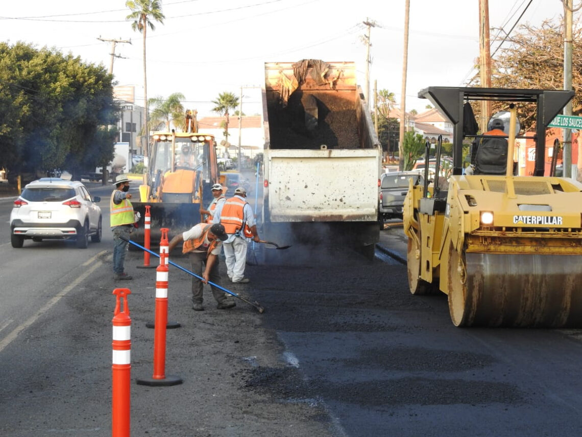 Realizan reencarpetado de calle Paseo Playas