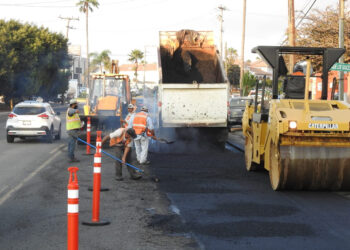 Realizan reencarpetado de calle Paseo Playas