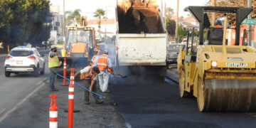 Realizan reencarpetado de calle Paseo Playas