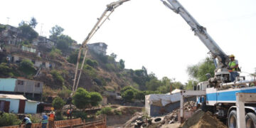 Construyen ocho puentes peatonales y un canal pluvial en delegación Playas de Tijuana
