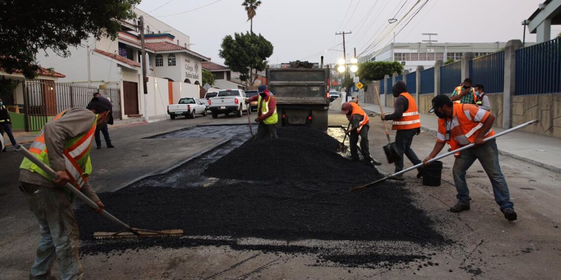 Trabajos de bacheo nocturno en Fracc. Las Palmas