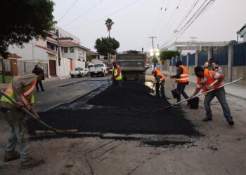 Trabajos de bacheo nocturno en Fracc. Las Palmas