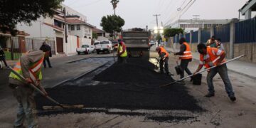 Trabajos de bacheo nocturno en Fracc. Las Palmas