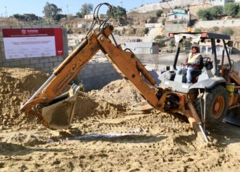 Instalan drenaje sanitario en calle Oxbel-Ha de colonia Brisa Marina