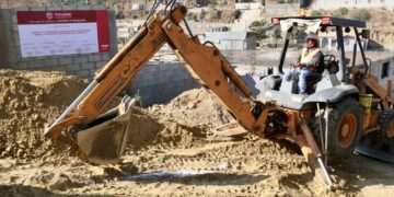 Instalan drenaje sanitario en calle Oxbel-Ha de colonia Brisa Marina