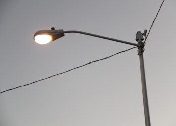 Instalan luminarias en Residencial Agua Caliente