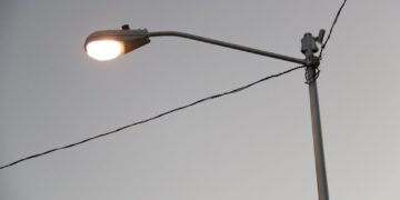 Instalan luminarias en Residencial Agua Caliente