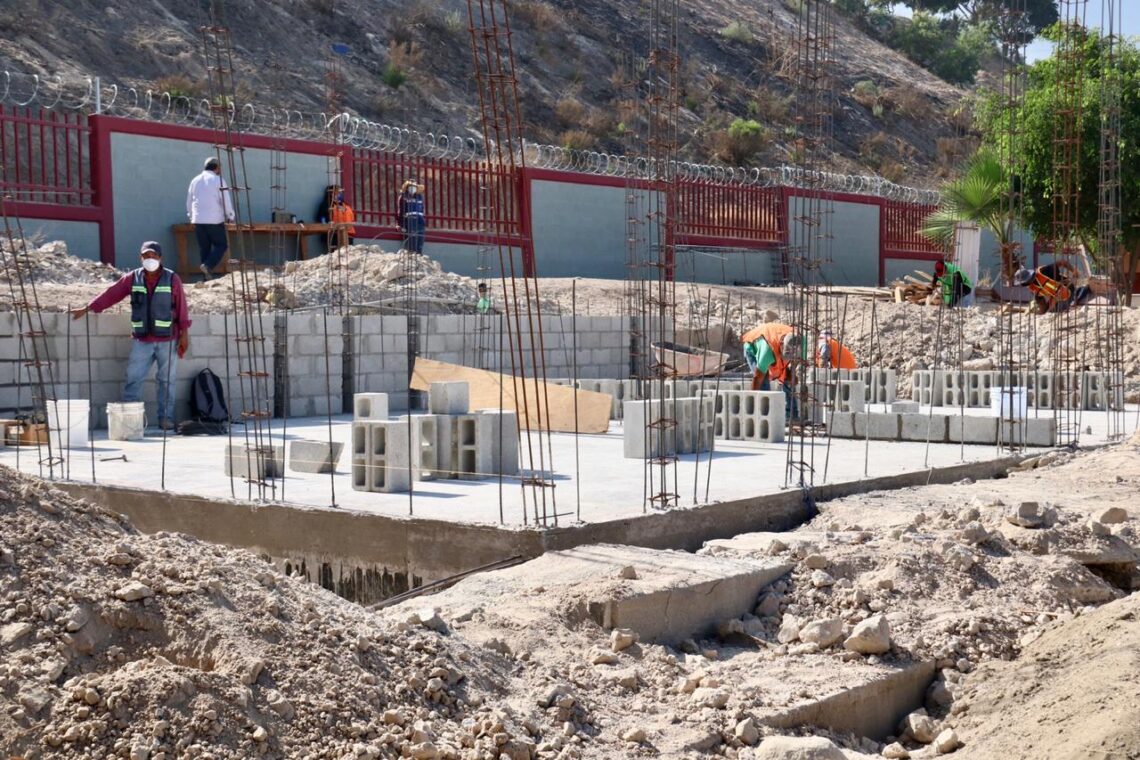 Municipio ejecuta obras que garantizan seguridad en la escuela Félix Ortega