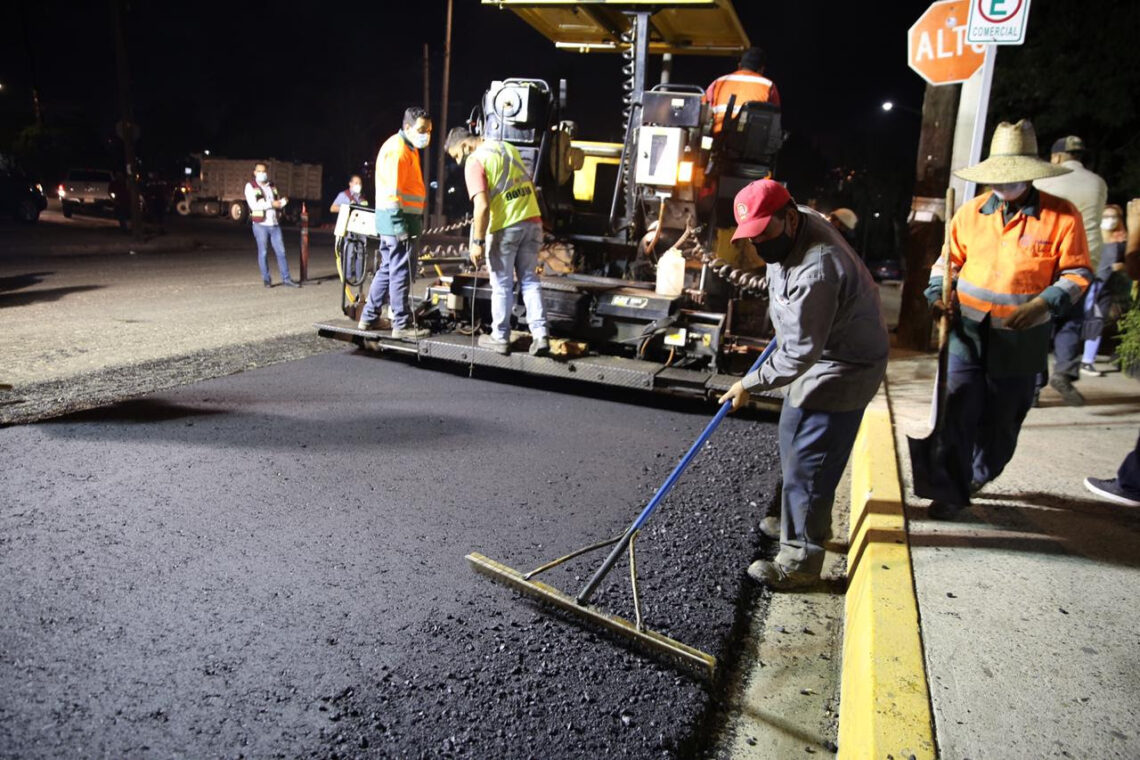 Pavimentan en colonia Libertad en jornada nocturna