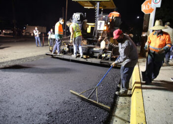 Pavimentan en colonia Libertad en jornada nocturna