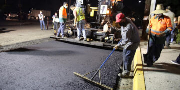 Pavimentan en colonia Libertad en jornada nocturna