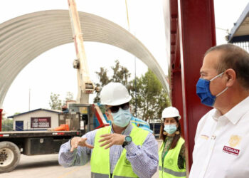 Benefician a residentes de Las Huertas con motoconformado e instalación de techumbre en escuela