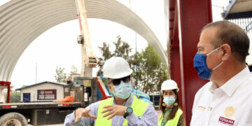 Benefician a residentes de Las Huertas con motoconformado e instalación de techumbre en escuela