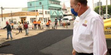 Mejoran 3 mil 300 metros cuadrados de vialidades con bacheo en la Delegación Centro