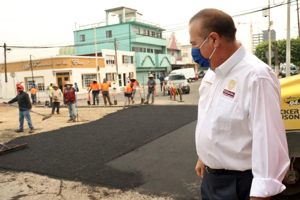 Mejoran 3 mil 300 metros cuadrados de vialidades con bacheo en la Delegación Centro
